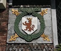 The coat of arms on the left side of the Tudor House