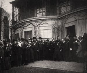 Mayor Vlieland and the Council in 1912 outside Rougemont House